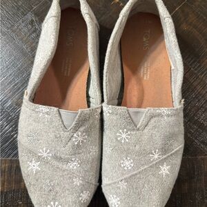 TOMS Women's Snowflake Embroidered Gray Flats